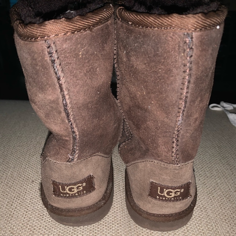 Chocolate Uggs kids size 5, equals women’s size 7.